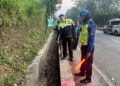Pengendara Motor Kecelakaan di JLS Salatiga Tewas, Sempat Oleng dan Masuk Parit 34 PERIKSA TKP: Petugas Satlantas Polres Salatiga memeriksa lokasi kecelakaan di Jalan Lingkar Selatan dekat putaran atas wilayah Kumpulrejo, Kecamatan Argomulyo, Kota Salatiga pada Sabtu, 20 Juni 2026. (dok Humas Polres Salatiga/Lingkarjateng.id)