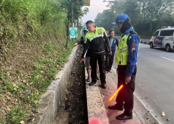 Pengendara Motor Kecelakaan di JLS Salatiga Tewas, Sempat Oleng dan Masuk Parit 25 PERIKSA TKP: Petugas Satlantas Polres Salatiga memeriksa lokasi kecelakaan di Jalan Lingkar Selatan dekat putaran atas wilayah Kumpulrejo, Kecamatan Argomulyo, Kota Salatiga pada Sabtu, 20 Juni 2026. (dok Humas Polres Salatiga/Lingkarjateng.id)