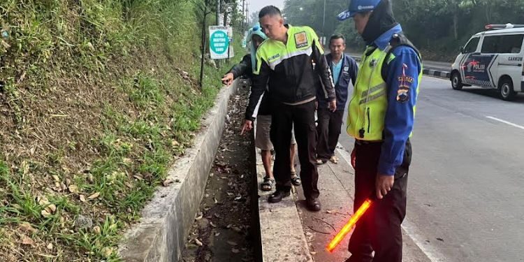 PERIKSA TKP: Petugas Satlantas Polres Salatiga memeriksa lokasi kecelakaan di Jalan Lingkar Selatan dekat putaran atas wilayah Kumpulrejo, Kecamatan Argomulyo, Kota Salatiga pada Sabtu, 20 Juni 2026. (dok Humas Polres Salatiga/Lingkarjateng.id)