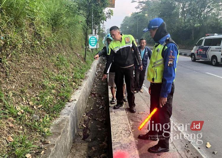 Pengendara Motor Kecelakaan di JLS Salatiga Tewas, Sempat Oleng dan Masuk Parit 25 PERIKSA TKP: Petugas Satlantas Polres Salatiga memeriksa lokasi kecelakaan di Jalan Lingkar Selatan dekat putaran atas wilayah Kumpulrejo, Kecamatan Argomulyo, Kota Salatiga pada Sabtu, 20 Juni 2026. (dok Humas Polres Salatiga/Lingkarjateng.id)