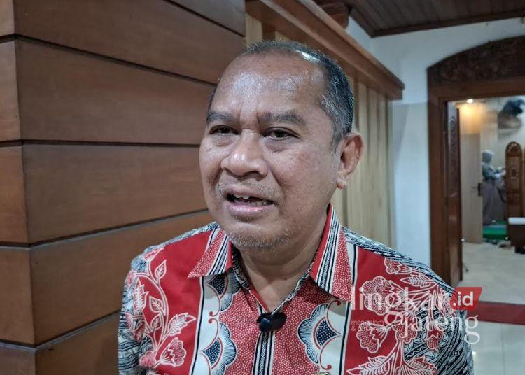 Penikaman di SDN Kalipancur 2 Semarang, Korban–Saksi Diberi Pendampingan Psikologis 25 Kepala Dinas Pemberdayaan Perempuan dan Perlindungan Anak (DP3A) Kota Semarang, Eko Krisnarto saat diwawancarai awak media pada Jumat, 19 Juni 2026. (Syahril Muadz/Lingkarjateng.id)