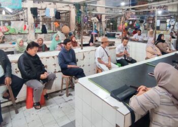 AUDIENSI: Sejumlah pedagang bakso beraudiensi dengan Dinas Perdagangan Kota Salatiga di los daging Pasar Raya 1, Rabu, 24 Juni 2026. (Angga Rosa/Lingkarjateng.id)