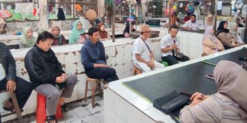 AUDIENSI: Sejumlah pedagang bakso beraudiensi dengan Dinas Perdagangan Kota Salatiga di los daging Pasar Raya 1, Rabu, 24 Juni 2026. (Angga Rosa/Lingkarjateng.id)