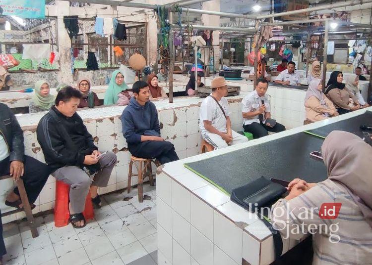 Penjual Bakso Salatiga Terancam Krisis Bahan Baku Efek Pedagang Daging Mogok Kerja 25 AUDIENSI: Sejumlah pedagang bakso beraudiensi dengan Dinas Perdagangan Kota Salatiga di los daging Pasar Raya 1, Rabu, 24 Juni 2026. (Angga Rosa/Lingkarjateng.id)