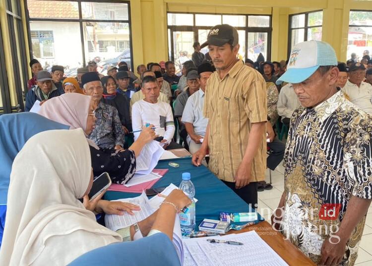 1.696 Warga Batang Terima BLT Rp600 Ribu dari Dana Cukai Tembakau 25 Dinsos Kabupaten Batang menyalurkan bantuan langsung tunai (BLT) bersumber dari Dana Bagi Hasil Cukai Hasil Tembakau (DBHCHT) 2026 di Aula Kecamatan Reban, Kabupaten Batang, Kamis, 18 Juni 2026. (Humas Pemkab Batang/Lingkarjateng.id)
