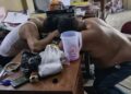 Foto viral dua orang yang diduga perangkat Desa Turitempel, Kecamatan Guntur, Kabupaten Demak, tepar usai pesta miras di balai desa setempat, Jumat, 12 Juni 2026. (M. Burhanuddin Aslam/Lingkarjateng.id)