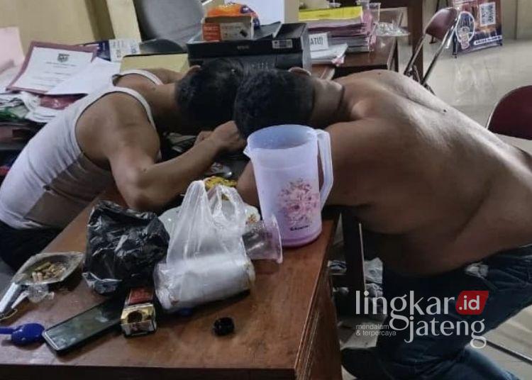 Foto viral dua orang yang diduga perangkat Desa Turitempel, Kecamatan Guntur, Kabupaten Demak, tepar usai pesta miras di balai desa setempat, Jumat, 12 Juni 2026. (M. Burhanuddin Aslam/Lingkarjateng.id)