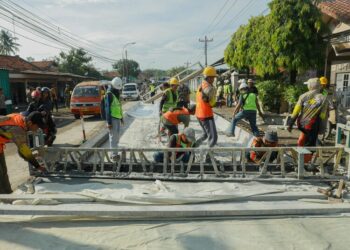 Pengerjaan proyek peningkatan ruas jalan provinsi di Jawa Tengah. (Humas Pemprov Jateng/Lingkarjateng.id)