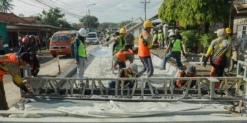 Pengerjaan proyek peningkatan ruas jalan provinsi di Jawa Tengah. (Humas Pemprov Jateng/Lingkarjateng.id)
