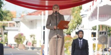 Peringatan Hari Lahir Pancasila, Bupati Kendal Tekankan Pancasila sebagai Pemersatu Bangsa 10 Bupati Kendal, Dyah Kartika Permanasari, memimoin upacara Hari Lahir Pancasila di Alun-Alun Kendal pada Senin, 1 Juni 2026. (Anik Kustiani/Lingkarjateng.id)