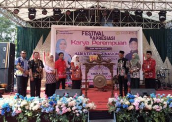 Bupati Demak Eisti’anah (kelima kiri) membuka kegiatan Festival dan Apresiasi Karya Perempuan serta Peringatan Hari Keluarga Nasional ke-33 Tahun 2026 di Sport Center Demak, Kamis, 25 Juni 2026. (M. Burhanuddin Aslam/Lingkarjateng.id)