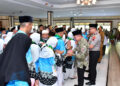 Plt Bupati Pekalongan, Sukirman, menyambut kepulangan jemaah haji kloter 12 di Aula Lantai 1 Sekretariat Daerah Kabupaten Pekalongan, Senin, 8 Juni 2026. (Fahri Akbar/Lingkarjateng.id)