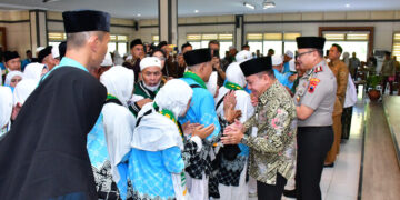 Plt Bupati Pekalongan, Sukirman, menyambut kepulangan jemaah haji kloter 12 di Aula Lantai 1 Sekretariat Daerah Kabupaten Pekalongan, Senin, 8 Juni 2026. (Fahri Akbar/Lingkarjateng.id)