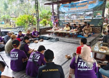 Suasana diskusi Plt Bupati Pekalongan, Sukirman, bersama wartawan, ormas, dan LSM dalam kegiatan Press Tour Linggo Asri, Kecamatan Kajen, Kabupaten Pekalongan, Sabtu, 13 Juni 2026. (Fahri Akbar/Lingkarjateng.id)