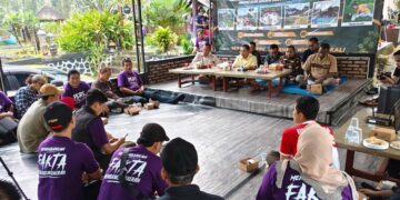 Suasana diskusi Plt Bupati Pekalongan, Sukirman, bersama wartawan, ormas, dan LSM dalam kegiatan Press Tour Linggo Asri, Kecamatan Kajen, Kabupaten Pekalongan, Sabtu, 13 Juni 2026. (Fahri Akbar/Lingkarjateng.id)