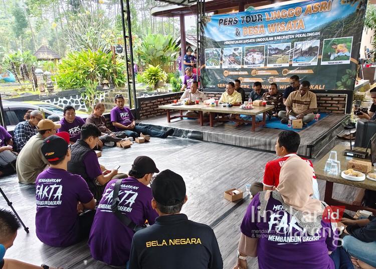Plt Bupati Pekalongan Ajak Insan Pers dan Ormas Bersinergi Bangun Pariwisata Daerah 25 Suasana diskusi Plt Bupati Pekalongan, Sukirman, bersama wartawan, ormas, dan LSM dalam kegiatan Press Tour Linggo Asri, Kecamatan Kajen, Kabupaten Pekalongan, Sabtu, 13 Juni 2026. (Fahri Akbar/Lingkarjateng.id)