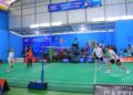 Pelaksana Tugas (Plt) Bupati Pekalongan, Sukirman (berseragam oranye), ikut bermain bulutangkis pada pembukaan Kejurkab Bulutangkis Bhayangkara Cup 2026 di Gedung Olahraga Badminton Wicaksana Leghawa Polsek Kajen, Jumat, 26 Juni 2026. (Fahri Akbar/Lingkarjateng.id)