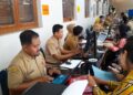 Wali murid melaporkan kendala pendaftaran di Posko SPMB di Kantor Dinas Pendidikan Kota Semarang, Senin, 8 Juni 2026. (Syahril Muadz/Lingkarjateng.id)