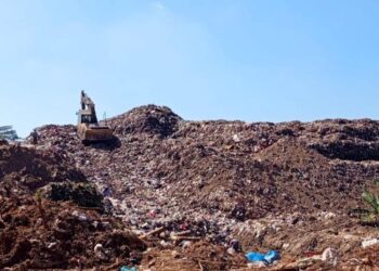 MENGGUNUNG: Tumpukan sampah di TPA Ngronggo, Kumpulrejo, Kecamatan Argomulyo, Kota Salatiga, beberapa waktu lalu. (Angga Rosa/Lingkarjateng.id)