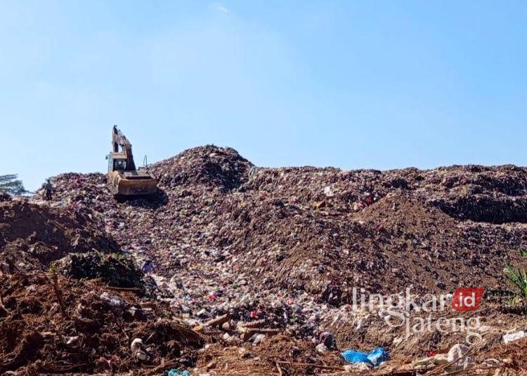 Produksi Sampah di Salatiga Tembus 100 Ton per Hari, 70 Persen Sampah Rumah Tangga 25 MENGGUNUNG: Tumpukan sampah di TPA Ngronggo, Kumpulrejo, Kecamatan Argomulyo, Kota Salatiga, beberapa waktu lalu. (Angga Rosa/Lingkarjateng.id)