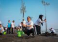 Gubernur Jawa Tengah Ahmad Luthfi menanam cemara laut di Pantai Tirang, Kota Semarang pada Sabtu, 6 Juni 2026. (dok Humas Pemprov Jateng/Lingkarjateng.id)