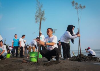Gubernur Jawa Tengah Ahmad Luthfi menanam cemara laut di Pantai Tirang, Kota Semarang pada Sabtu, 6 Juni 2026. (dok Humas Pemprov Jateng/Lingkarjateng.id)
