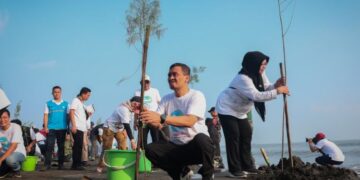 Gubernur Jawa Tengah Ahmad Luthfi menanam cemara laut di Pantai Tirang, Kota Semarang pada Sabtu, 6 Juni 2026. (dok Humas Pemprov Jateng/Lingkarjateng.id)