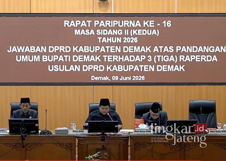 DPRD dan Pemkab Demak Bahas Raperda Khusus Penanganan Banjir Rob 25 Rapat Paripurna ke-16 Masa Sidang II Tahun 2026 yang digelar di ruang paripurna DPRD Demak, Selasa, 9 Juni 2026. (M. Burhanuddin Aslam/Lingkarjateng.id)