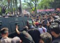 Massa pendukung Sudewo menghadang mobil rantis saat ricuh usai sidang di Pengadilan Tipikor Semarang, Senin, 29 Juni 2026. (Antara/Lingkarjateng.id)