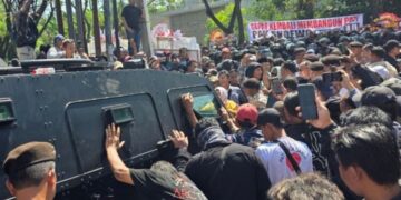 Massa pendukung Sudewo menghadang mobil rantis saat ricuh usai sidang di Pengadilan Tipikor Semarang, Senin, 29 Juni 2026. (Antara/Lingkarjateng.id)