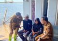 Rob di Tunggulsari Pati, Gubernur Jateng Siapkan Rp400 Juta Bangun Tanggul Darurat 26 Gubernur Jawa Tengah, Ahmad Luthfi (kanan), didampingi Plt Bupati Pati Risma Ardhi Chandra (kiri) menemui warga terdampak rob di Desa Tunggulsari, Kecamatan Tayu, Kabupaten Pati pada Selasa, 23 Juni 2026. (Fahtur Rohman/Lingkarjateng.id)