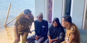 Rob di Tunggulsari Pati, Gubernur Jateng Siapkan Rp400 Juta Bangun Tanggul Darurat 1 Gubernur Jawa Tengah, Ahmad Luthfi (kanan), didampingi Plt Bupati Pati Risma Ardhi Chandra (kiri) menemui warga terdampak rob di Desa Tunggulsari, Kecamatan Tayu, Kabupaten Pati pada Selasa, 23 Juni 2026. (Fahtur Rohman/Lingkarjateng.id)