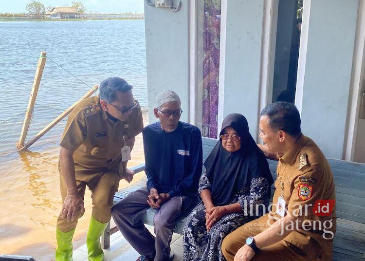 Rob di Tunggulsari Pati, Gubernur Jateng Siapkan Rp400 Juta Bangun Tanggul Darurat 25 Gubernur Jawa Tengah, Ahmad Luthfi (kanan), didampingi Plt Bupati Pati Risma Ardhi Chandra (kiri) menemui warga terdampak rob di Desa Tunggulsari, Kecamatan Tayu, Kabupaten Pati pada Selasa, 23 Juni 2026. (Fahtur Rohman/Lingkarjateng.id)