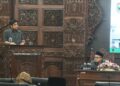 Rp115,9 Miliar Anggaran Belanja Pemkab Batang Tahun 2025 Tak Terserap 34 Bupati Batang Gaiz Kurniawan (kanan) dalam acara Rapat Paripurna dengan agenda penyampaian pemandangan umum fraksi-fraksi terhadap Rancangan Peraturan Daerah (Raperda) tentang Pertanggungjawaban Pelaksanaan APBD Tahun Anggaran 2025 di DPRD Batang, Senin, 15 Juni 2026. (Antara/Lingkarjateng.id)