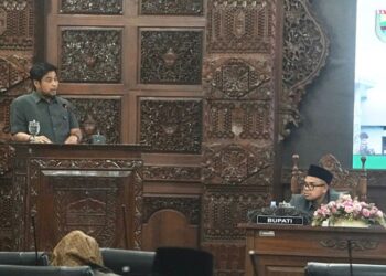Bupati Batang Gaiz Kurniawan (kanan) dalam acara Rapat Paripurna dengan agenda penyampaian pemandangan umum fraksi-fraksi terhadap Rancangan Peraturan Daerah (Raperda) tentang Pertanggungjawaban Pelaksanaan APBD Tahun Anggaran 2025 di DPRD Batang, Senin, 15 Juni 2026. (Antara/Lingkarjateng.id)