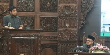 Rp115,9 Miliar Anggaran Belanja Pemkab Batang Tahun 2025 Tak Terserap 10 Bupati Batang Gaiz Kurniawan (kanan) dalam acara Rapat Paripurna dengan agenda penyampaian pemandangan umum fraksi-fraksi terhadap Rancangan Peraturan Daerah (Raperda) tentang Pertanggungjawaban Pelaksanaan APBD Tahun Anggaran 2025 di DPRD Batang, Senin, 15 Juni 2026. (Antara/Lingkarjateng.id)