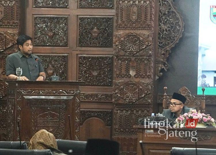Rp115,9 Miliar Anggaran Belanja Pemkab Batang Tahun 2025 Tak Terserap 25 Bupati Batang Gaiz Kurniawan (kanan) dalam acara Rapat Paripurna dengan agenda penyampaian pemandangan umum fraksi-fraksi terhadap Rancangan Peraturan Daerah (Raperda) tentang Pertanggungjawaban Pelaksanaan APBD Tahun Anggaran 2025 di DPRD Batang, Senin, 15 Juni 2026. (Antara/Lingkarjateng.id)