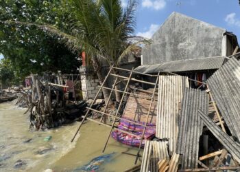 Rumah warga terdampak rob di Kabupaten Rembang. (Vicky Rio/Lingkarjateng.id)