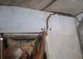 Belasan Rumah Warga Semarang Rusak Diduga Terdampak Proyek Jalan Gombel Lama dan Mall Pakuwon 34 Rumah salah satu warga Kelurahan Tinjomoyo, Kecamatan Banyumanik, Kota Semarang, mengalami retak pada dinding yang diduga terdampak proyek pembangunan Mall Pakuwon. (Syahril Muadz/Lingkarjateng.id)