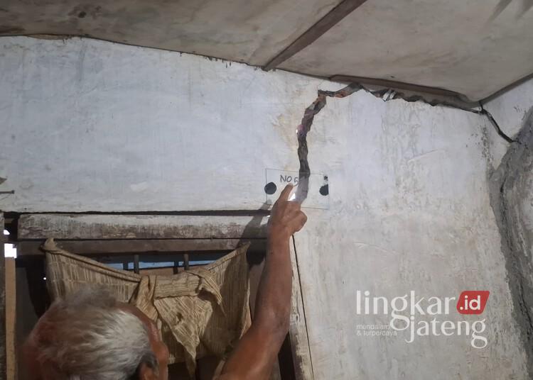 Belasan Rumah Warga Semarang Rusak Diduga Terdampak Proyek Jalan Gombel Lama dan Mall Pakuwon 25 Rumah salah satu warga Kelurahan Tinjomoyo, Kecamatan Banyumanik, Kota Semarang, mengalami retak pada dinding yang diduga terdampak proyek pembangunan Mall Pakuwon. (Syahril Muadz/Lingkarjateng.id)