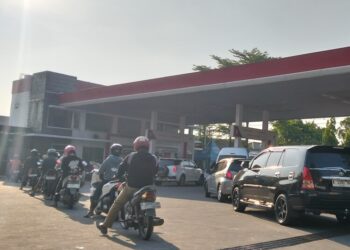 Tampak warga mengantre untuk mengisi BBM jenis Pertalite di salah satu SPBU di Grobogan, Jumat, 12 Juni 2026. (Ahmad Abror/Lingkarjateng.id)