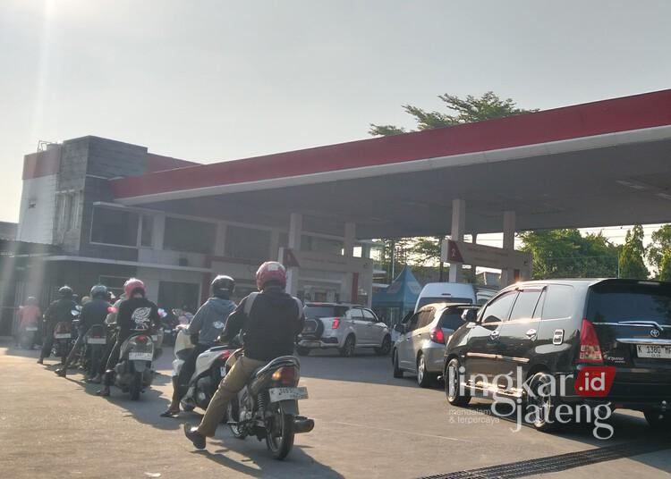 Harga Pertamax Melejit, Warga Grobogan Rela Antre Berburu Pertalite 25 Tampak warga mengantre untuk mengisi BBM jenis Pertalite di salah satu SPBU di Grobogan, Jumat, 12 Juni 2026. (Ahmad Abror/Lingkarjateng.id)