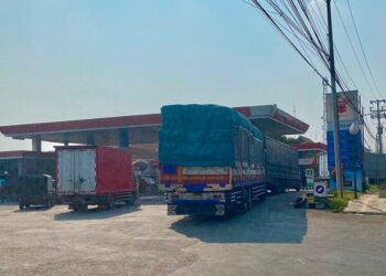 Truk mengantre untuk mengisi BBM di salah satu SPBU di Kabupaten Batang, Rabu, 10 Juni 2026. (Kominfo Batang/Lingkarjateng.id)