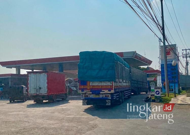 Harga Pertamax Naik, Pemkab Batang Akan Tekan Konsumsi BBM Kendaraan Dinas 25 Truk mengantre untuk mengisi BBM di salah satu SPBU di Kabupaten Batang, Rabu, 10 Juni 2026. (Kominfo Batang/Lingkarjateng.id)