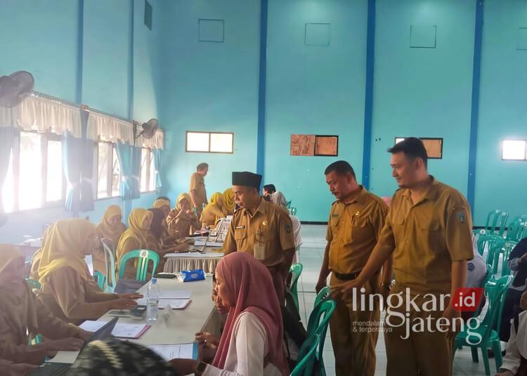 Kuota Belum Penuh, Dindikpora Rembang Buka SPMB SMP Gelombang 2 25 Tim Dindikpora Rembang mengawasi pelaksanaan SPMB SMP. (Vicky Rio/Lingkarjateng.id)
