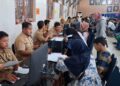 Ratusan wali murid saat menyelesaikan administrasi di Posko Pelayanan SPMB SMP di Kantor Dinas Pendidikan Kota Semarang, Senin, 22 Juni 2026. (Syahril Muadz/Lingkarjateng.id)