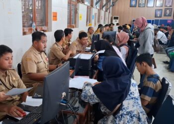 Ratusan wali murid saat menyelesaikan administrasi di Posko Pelayanan SPMB SMP di Kantor Dinas Pendidikan Kota Semarang, Senin, 22 Juni 2026. (Syahril Muadz/Lingkarjateng.id)