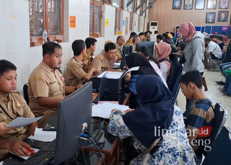 Kuota Terbatas, SPMB SMP di Semarang Hanya Akan Tampung 15.365 Siswa 25 Ratusan wali murid saat menyelesaikan administrasi di Posko Pelayanan SPMB SMP di Kantor Dinas Pendidikan Kota Semarang, Senin, 22 Juni 2026. (Syahril Muadz/Lingkarjateng.id)