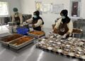 Petugas menyiapkan menu MBG di salah satu SPPG di Kabupaten Kudus. (Mohammad Fahtur Rohman/Lingkarjateng.id)