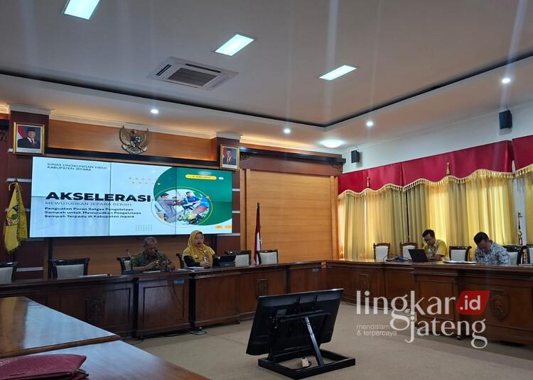 Dukung Jateng Zero Waste 2028, Pemkab Jepara Bentuk Satgas Penuntasan Sampah 25 Rapat pembahasan Satgas Penuntasan Sampah yang digelar di Ruang Rapat Sosrokartono, Setda Jepara, Kamis, 11 Juni 2026. (Tomi Budianto/Lingkarjateng.id)